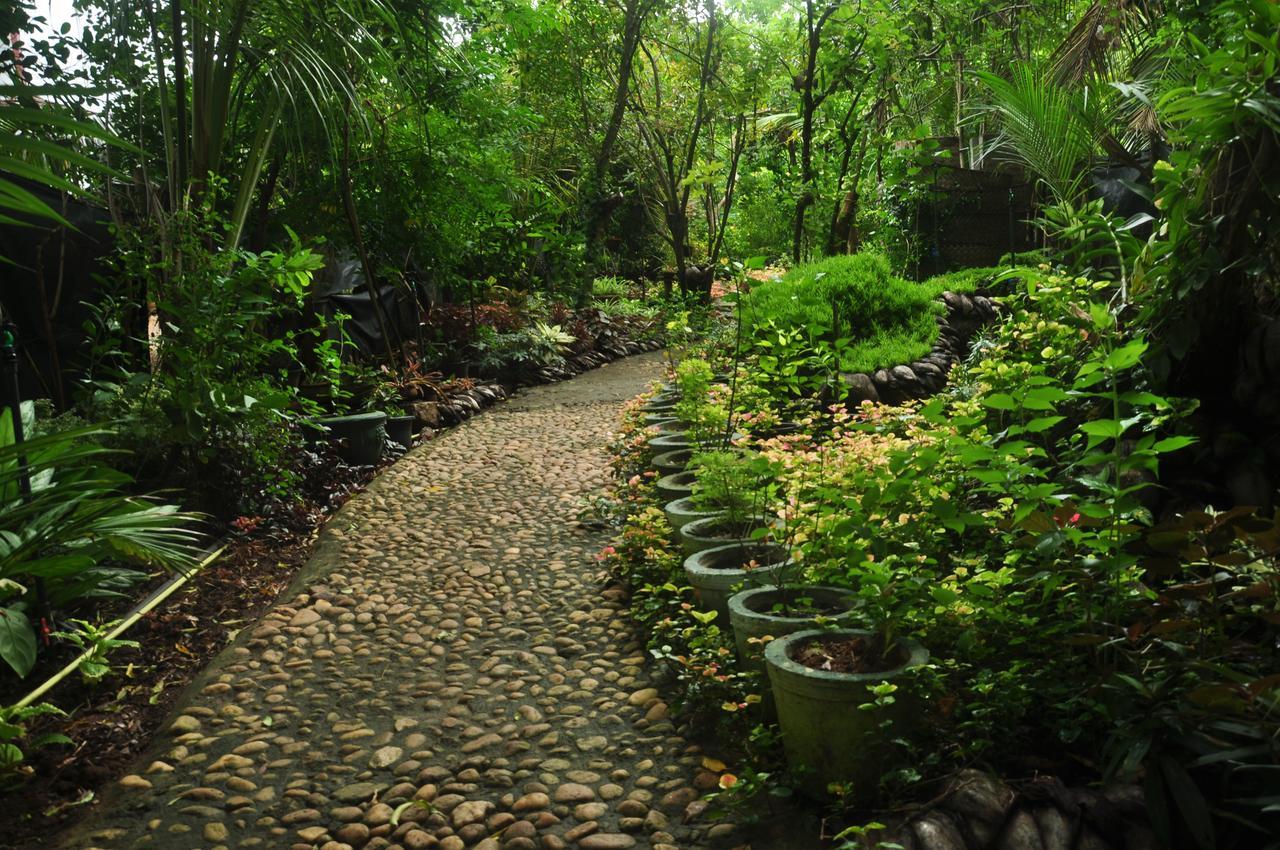 Villa Kumbuk Tree House Tissamaharama Exterior foto